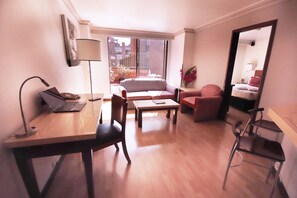 Down duvets, pillow-top beds, minibar, in-room safe - Lancaster House (Bogotá)