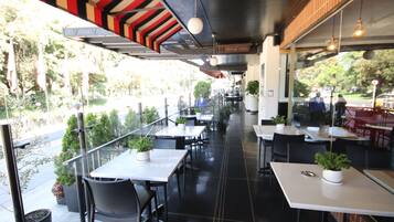 2 restaurantes; se sirven desayunos, comidas y cenas