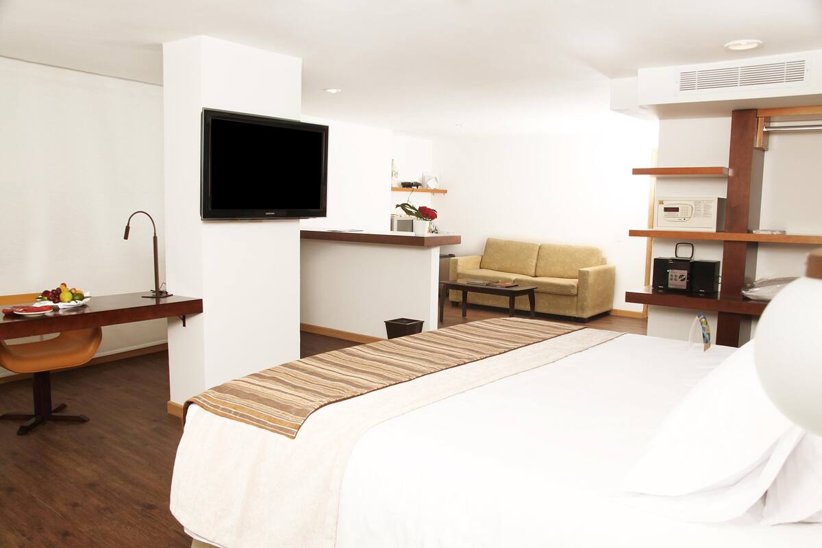 Premium bedding, down comforters, minibar, in-room safe