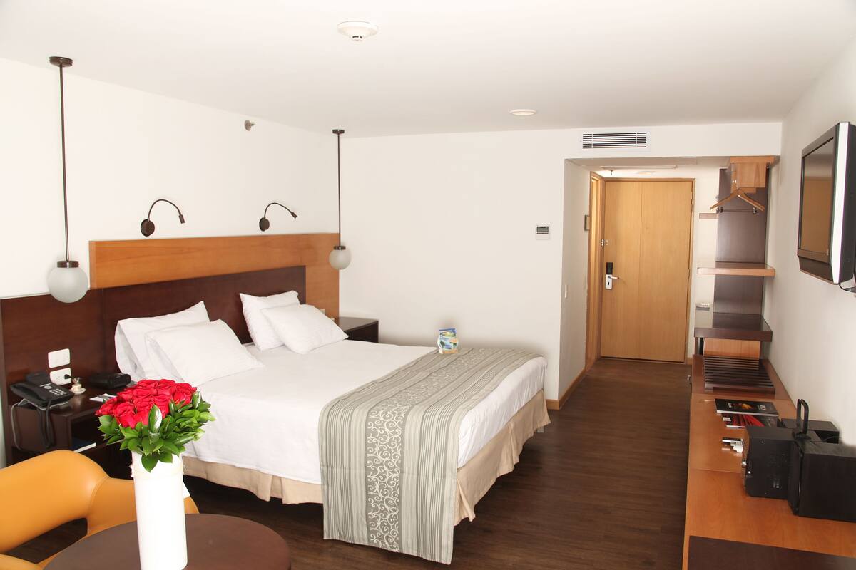 Premium bedding, down comforters, minibar, in-room safe