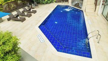 Kolam renang outdoor, dengan payung kolam renang