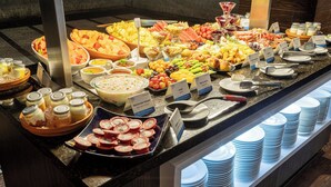 Un buffet proposant une variété de fruits, de légumes et de produits laitiers.