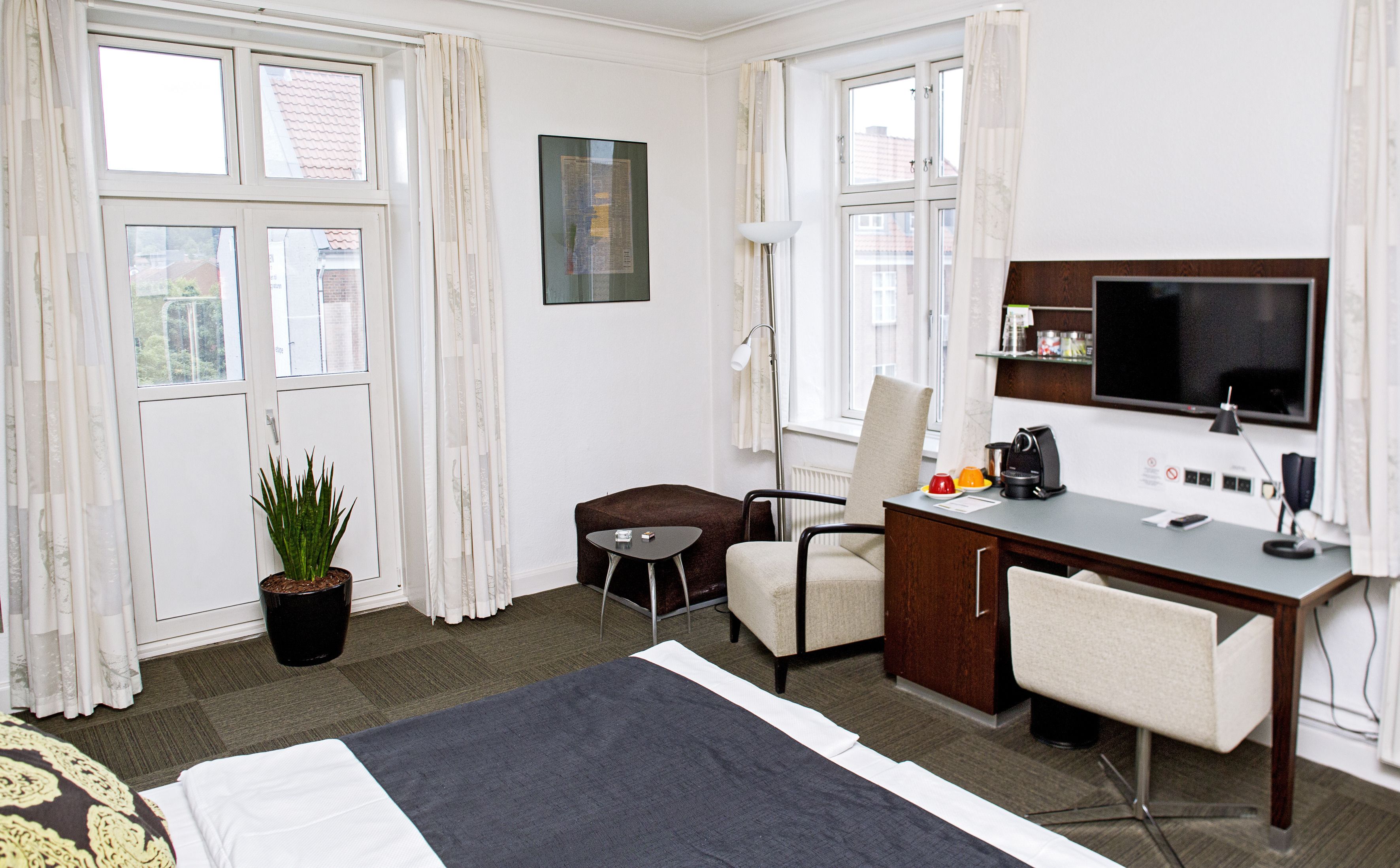 standard room, 1 king bed | in-room business centre