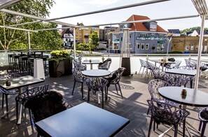 2 restaurants, serveren diner, internationale gerechten