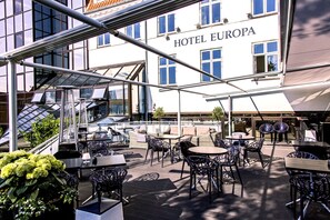 2 restaurants, serveren diner, internationale gerechten