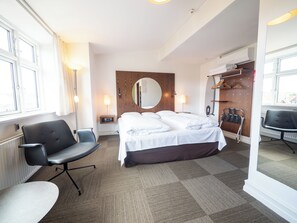 Een bureau, een strijkplank/strijkijzer, gratis wifi, beddengoed