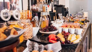 A buffet with various food items and beverages. - Hotel Europa (Aabenraa)