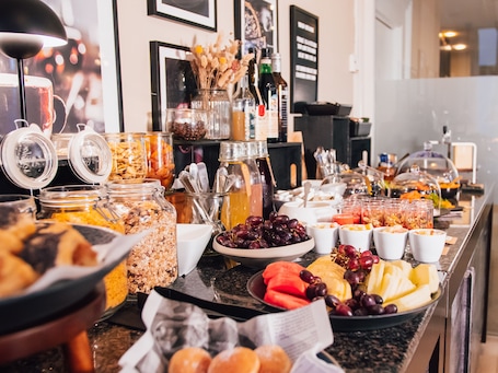 Desayuno buffet diario (DKK 150 por persona). Hotel Europa