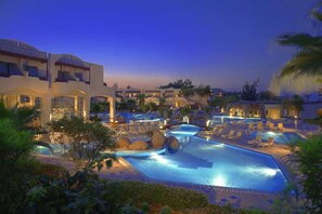 Outdoor pool, pool umbrellas, sun loungers - Naama Bay Promenade Resort Managed By Accor (Sharm El Sheikh)
