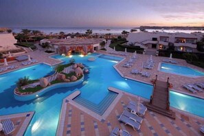 Outdoor pool, pool umbrellas, sun loungers - Naama Bay Promenade Resort Managed By Accor (Sharm El Sheikh)