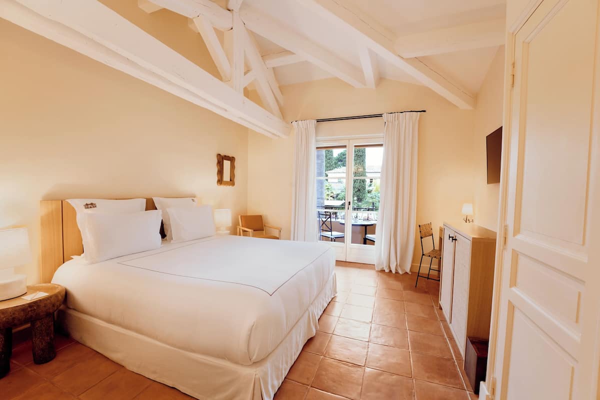 Double Room, Garden View | Free minibar, in-room safe, blackout drapes, soundproofing