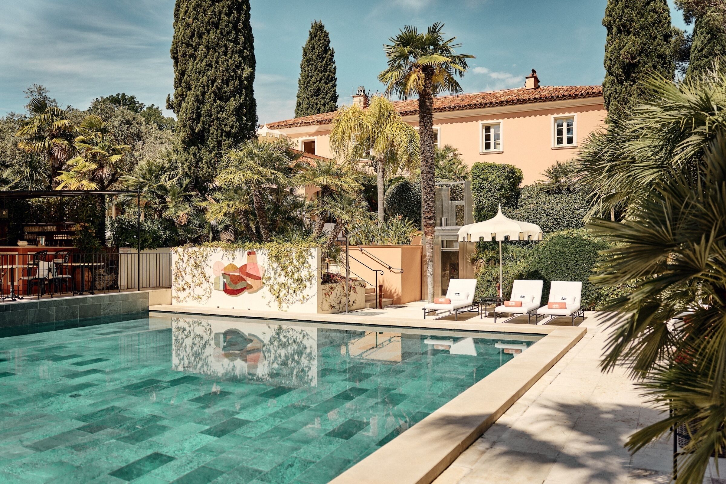 Seasonal outdoor pool, pool umbrellas, sun loungers