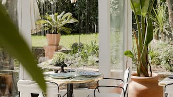 2 restaurants servant le déjeuner et le dßner, plats Cuisine italienne