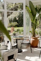 2 restaurantes; se sirve almuerzo y cena; cocina italiana