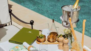 2 restaurants, lunch, dinner served; Italian cuisine