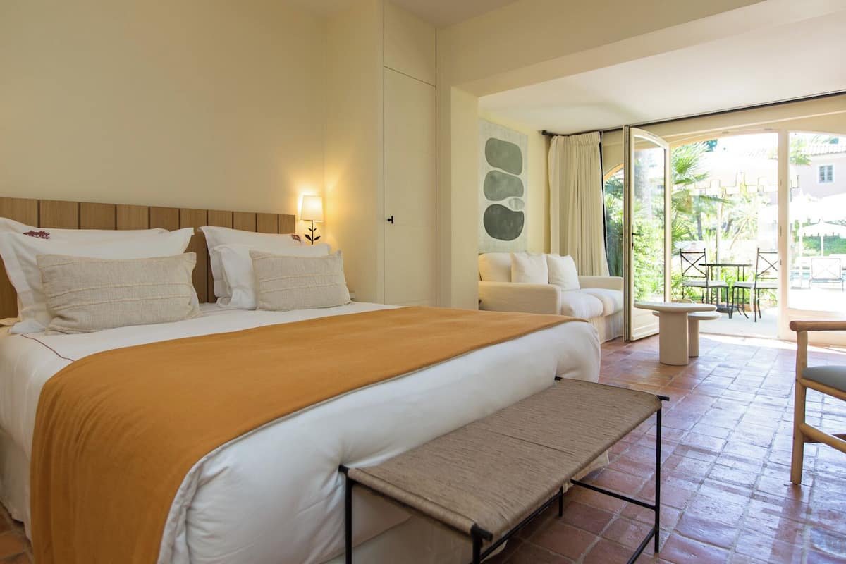Junior Suite, 1 Queen Bed with Sofa bed
