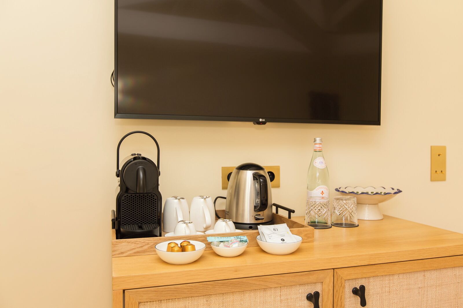 junior suite, 1 queen bed with sofa bed | living area | tv