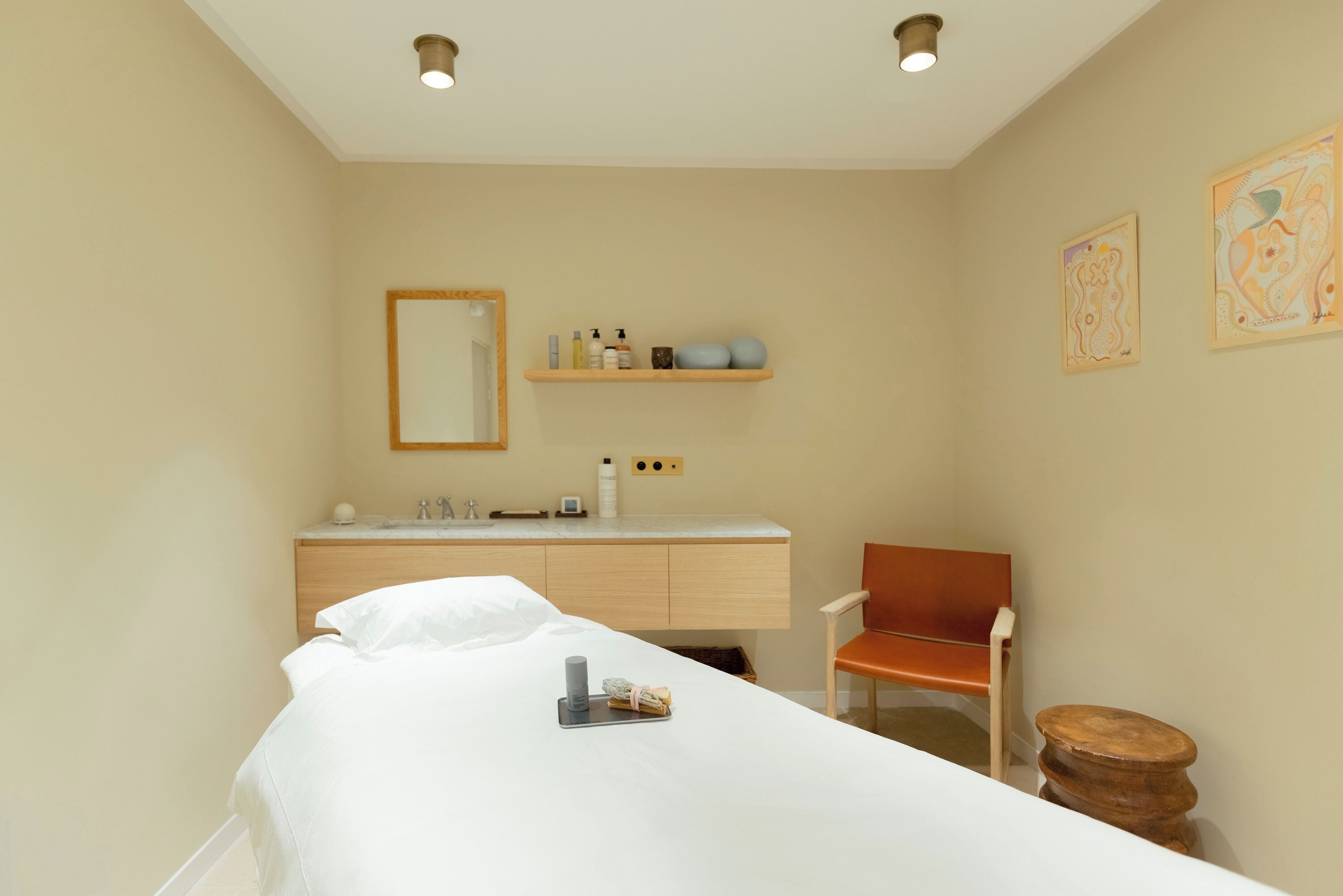 body treatments, body wraps, body scrubs, facials, 2 treatment rooms