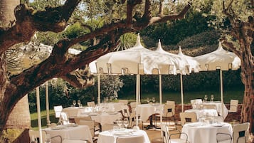 2 restaurants servant le déjeuner et le dßner, plats Cuisine italienne