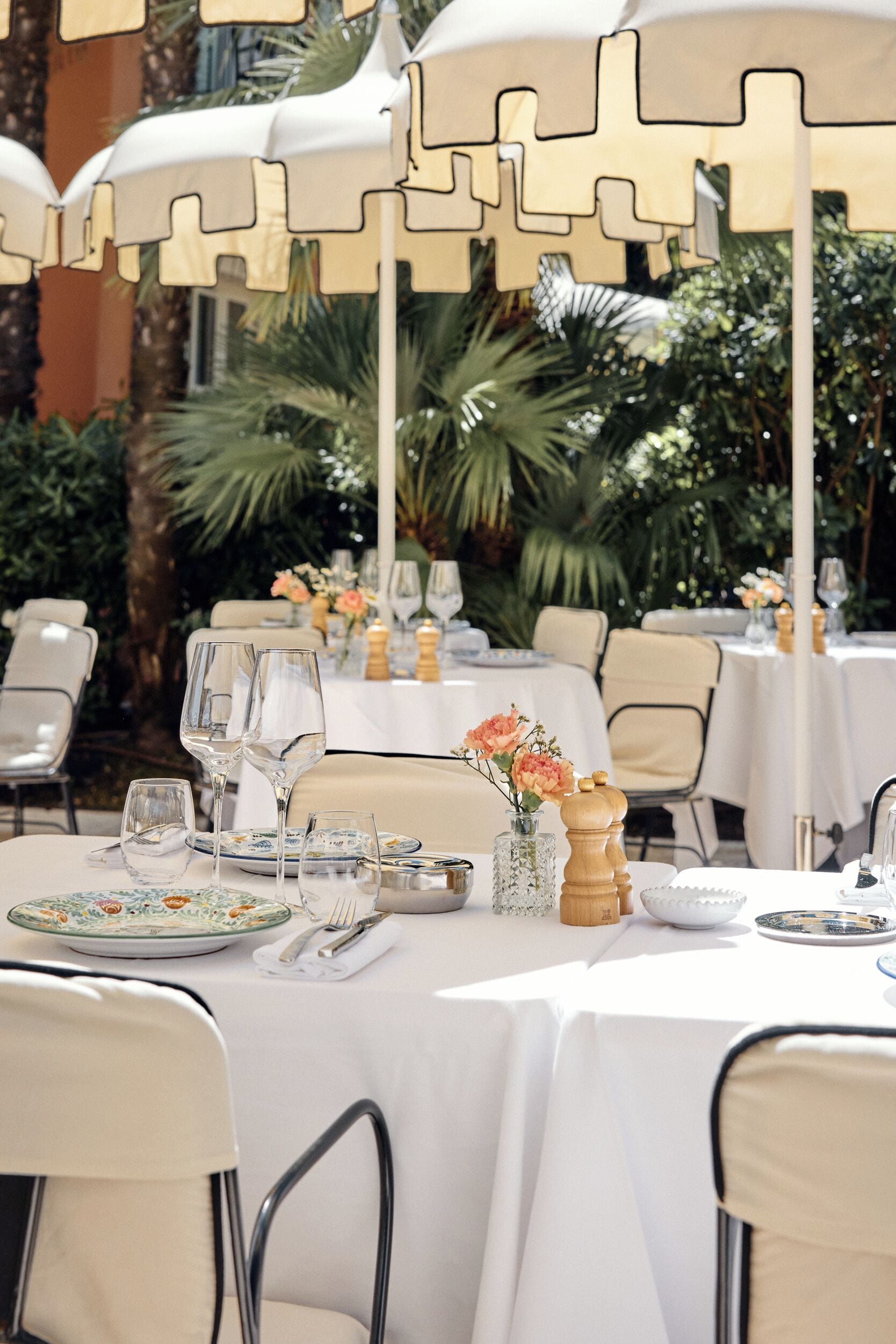 2 restaurants; lunch and dinner served