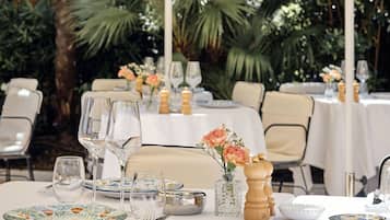 2 restaurants; lunch and dinner served
