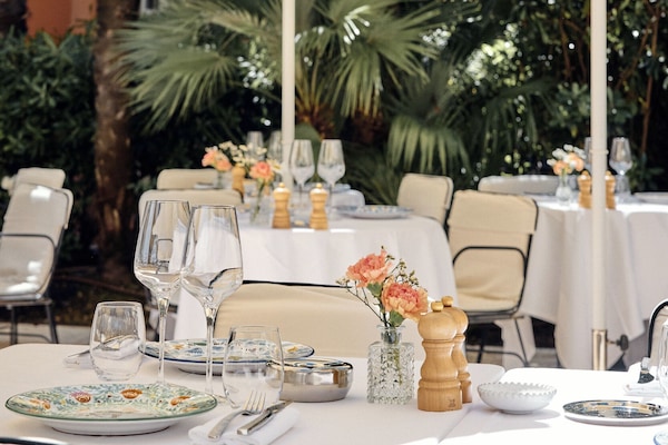 2 restaurants; lunch and dinner served