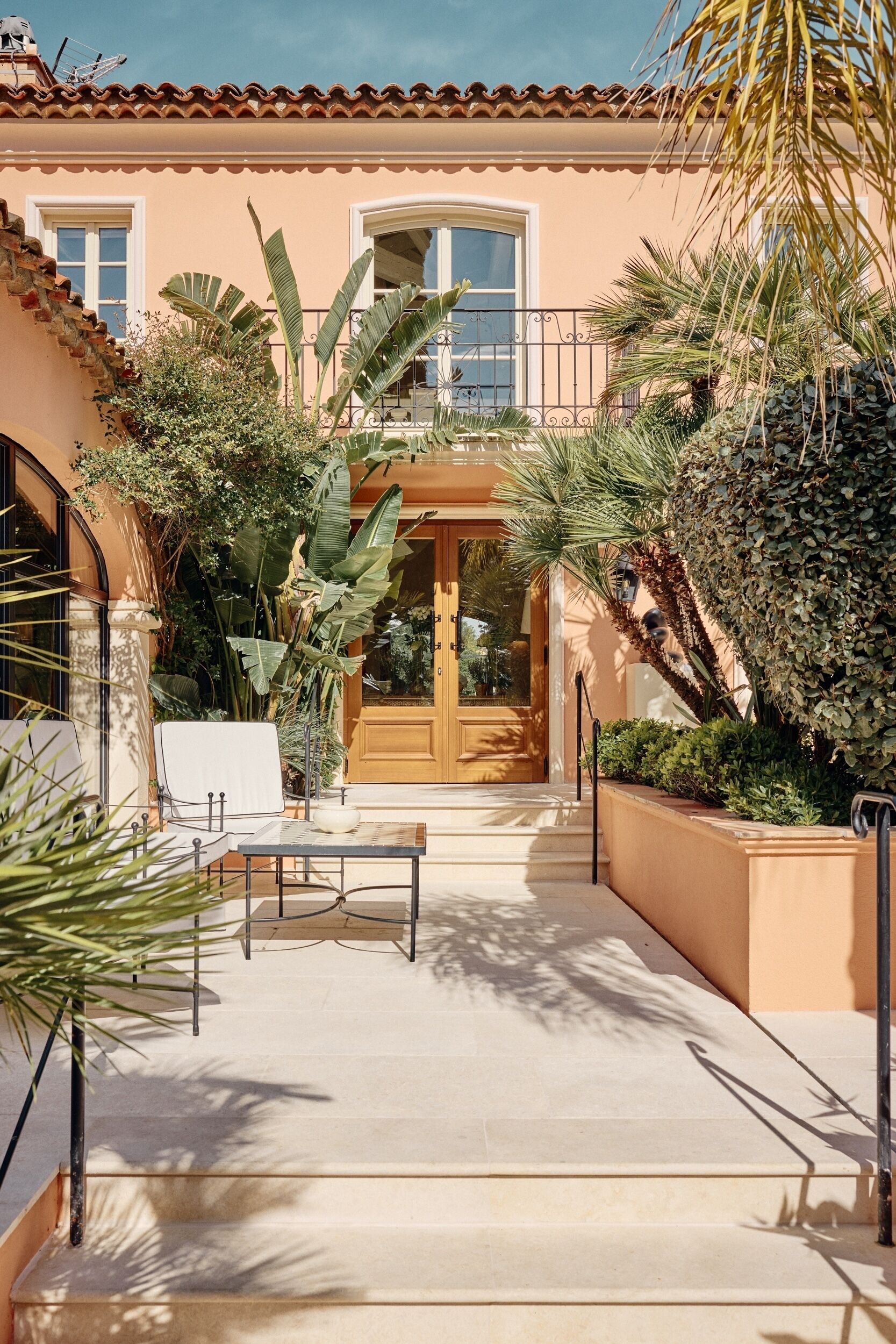 Seasonal outdoor pool, pool umbrellas, sun loungers
