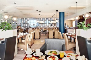 Breakfast served - Courtyard by Marriott Dresden (Dresden)