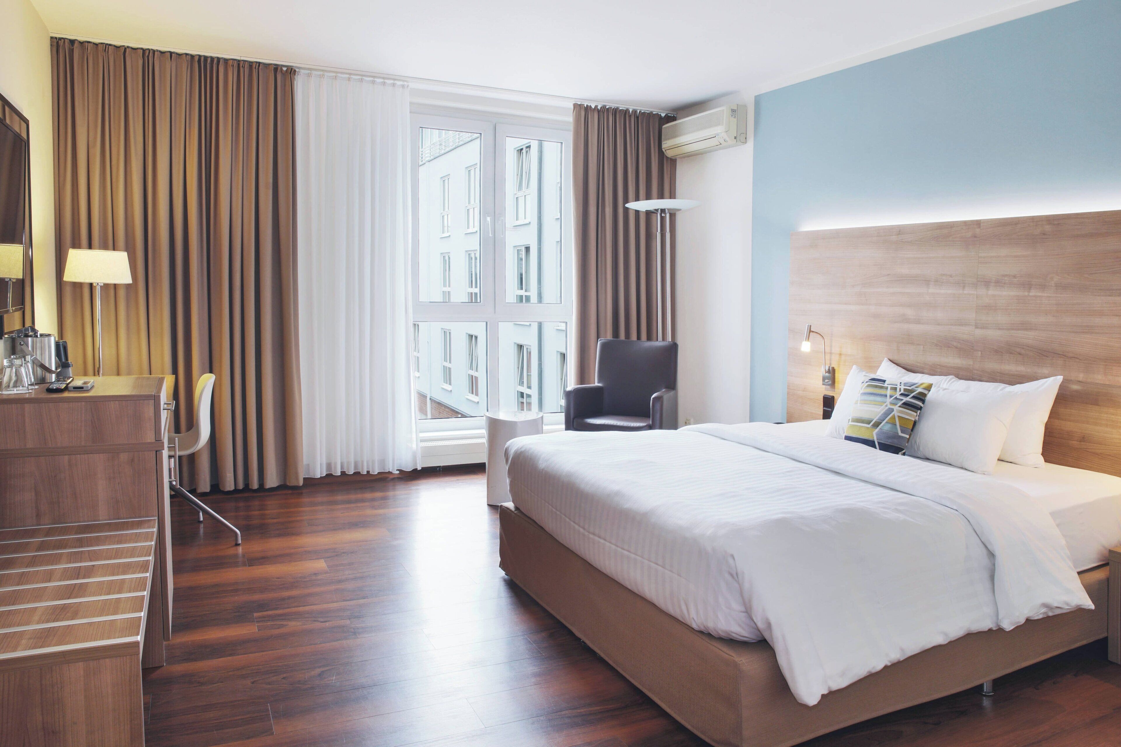 business room, 1 queen bed, courtyard view | 1 bedroom, hypo-allergenic bedding, in-room safe, desk