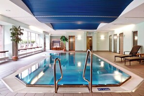 Innenpool, geöffnet von 06:00 Uhr bis 21:00 Uhr, Liegestühle