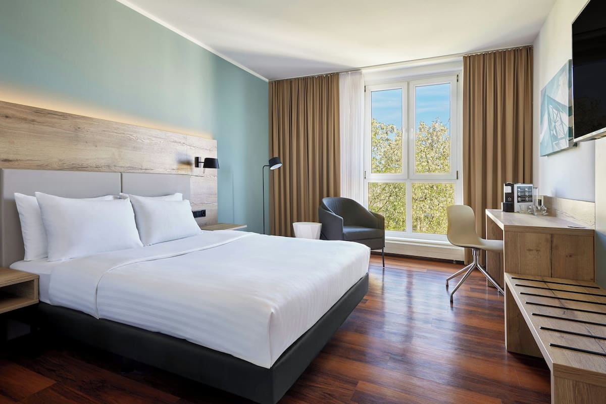 Hypo-allergenic bedding, in-room safe, desk, blackout curtains