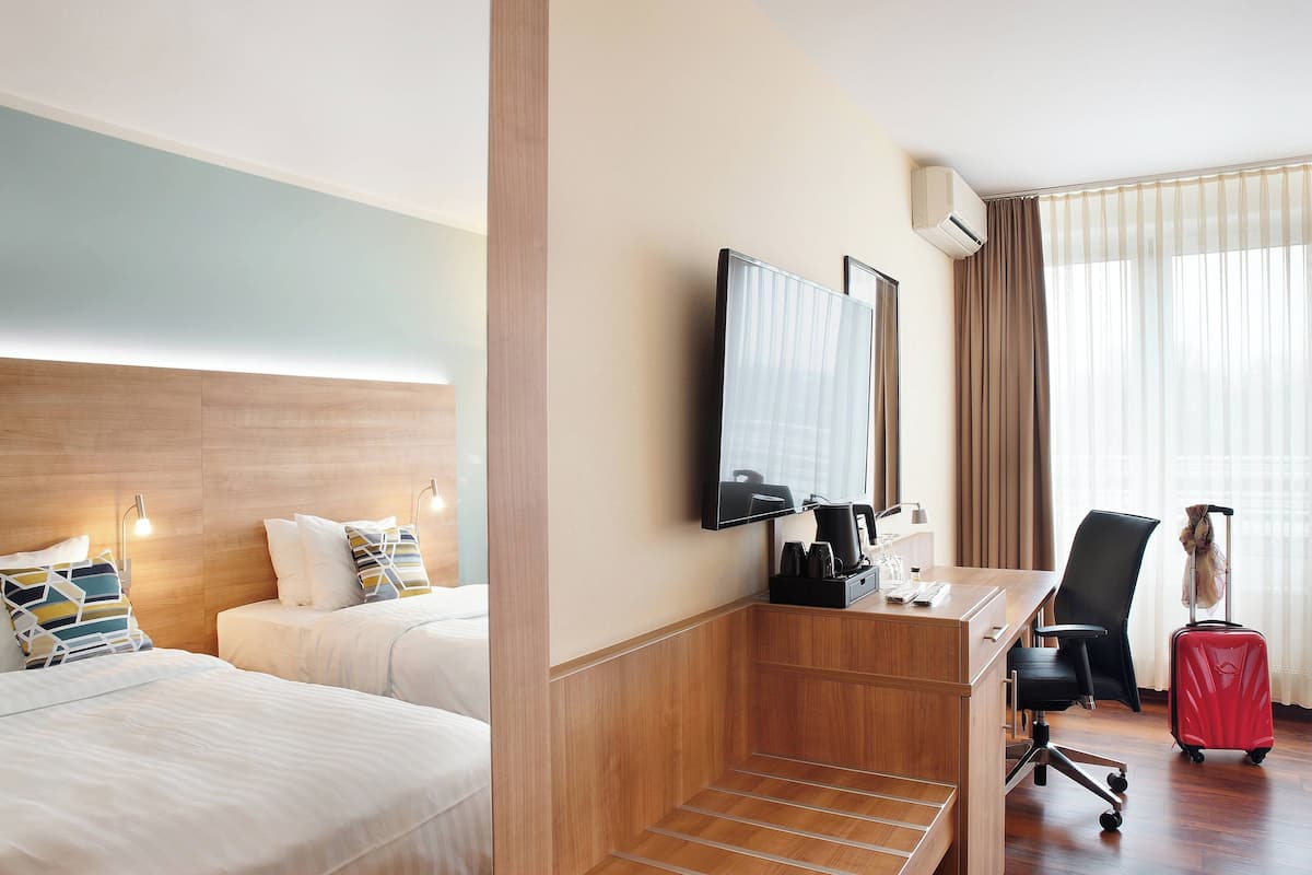 Hypo-allergenic bedding, in-room safe, desk, blackout curtains
