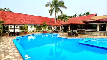 Kolam renang outdoor, dengan kursi berjemur