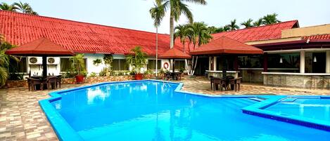 Piscine extérieure, chaises longues