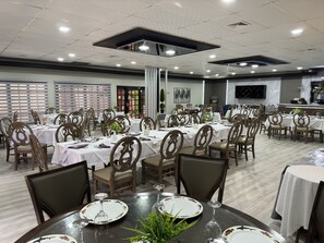 Breakfast, lunch, dinner served; international cuisine - La Quinta Hotel (La Ceiba)