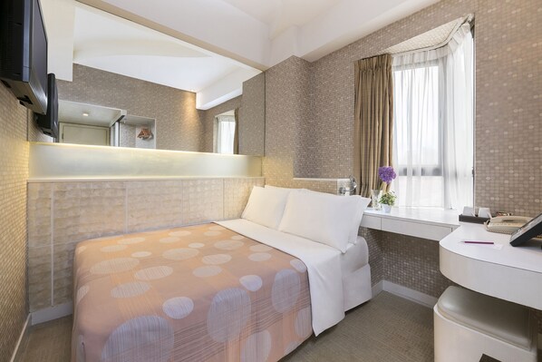 Minibar, desk, iron/ironing board, free WiFi - Silka Seaview Hotel (Kowloon)