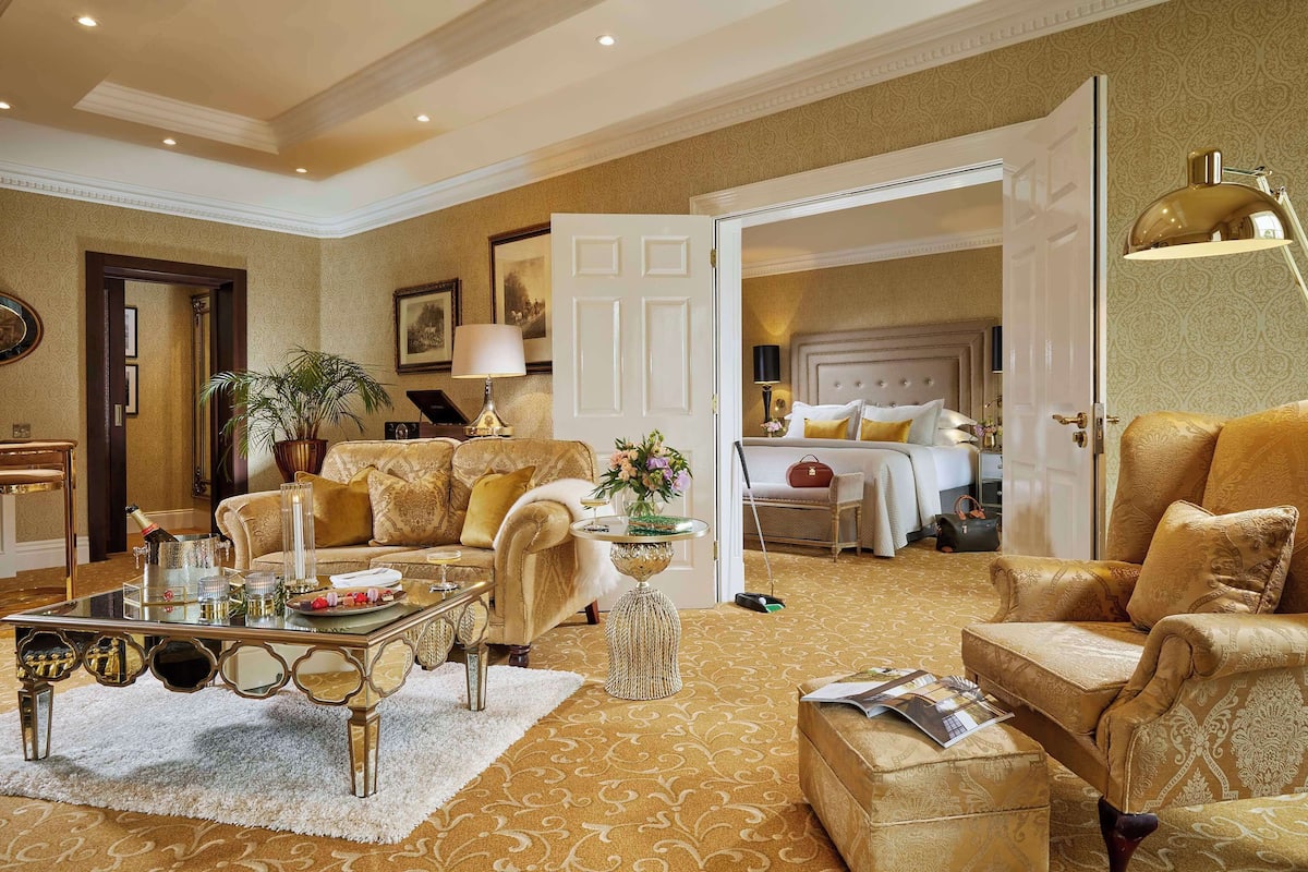 Ford Suite | Hypo-allergenic bedding, in-room safe, individually decorated