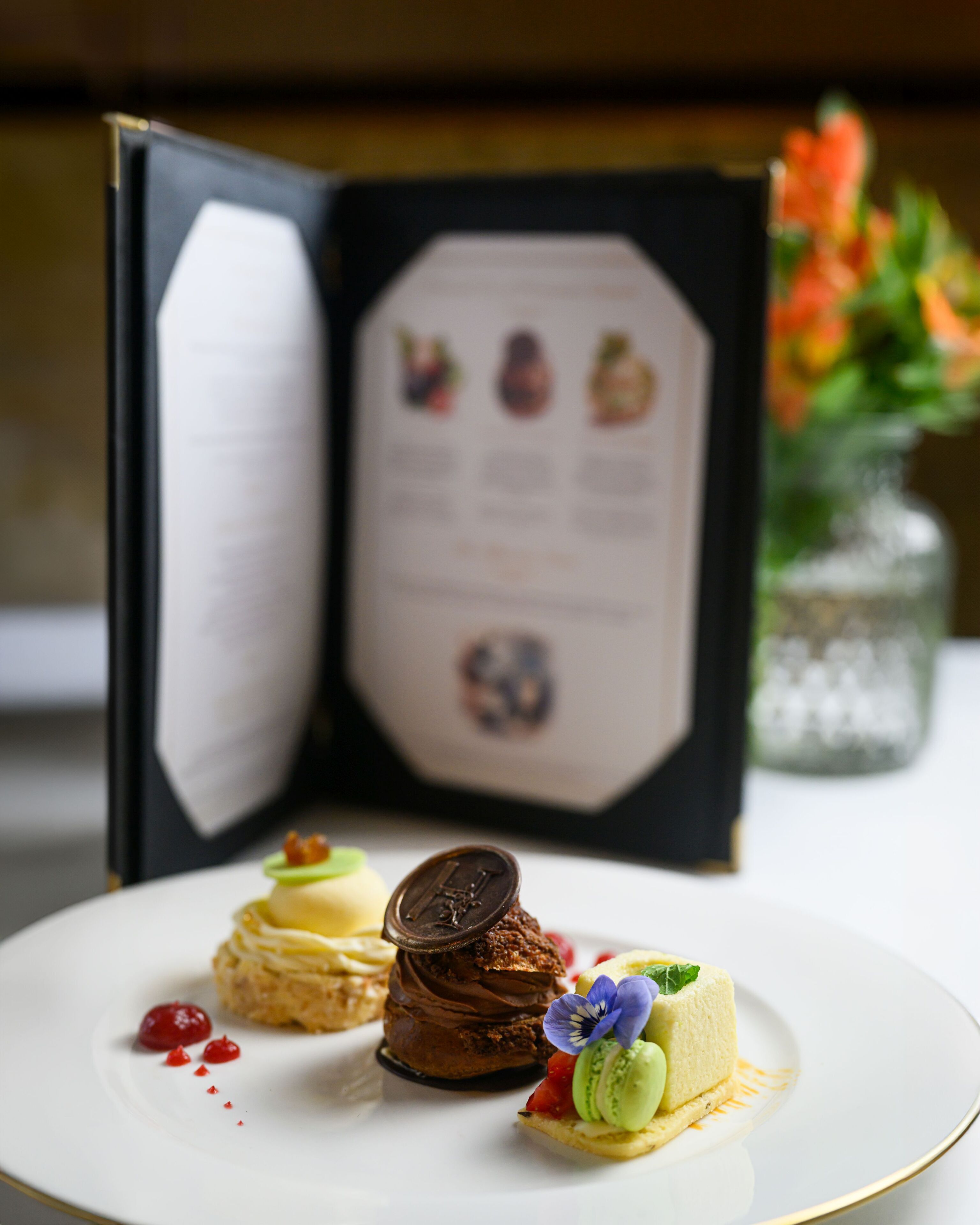 Un menú de postres con diversos dulces presentados en un plato blanco.