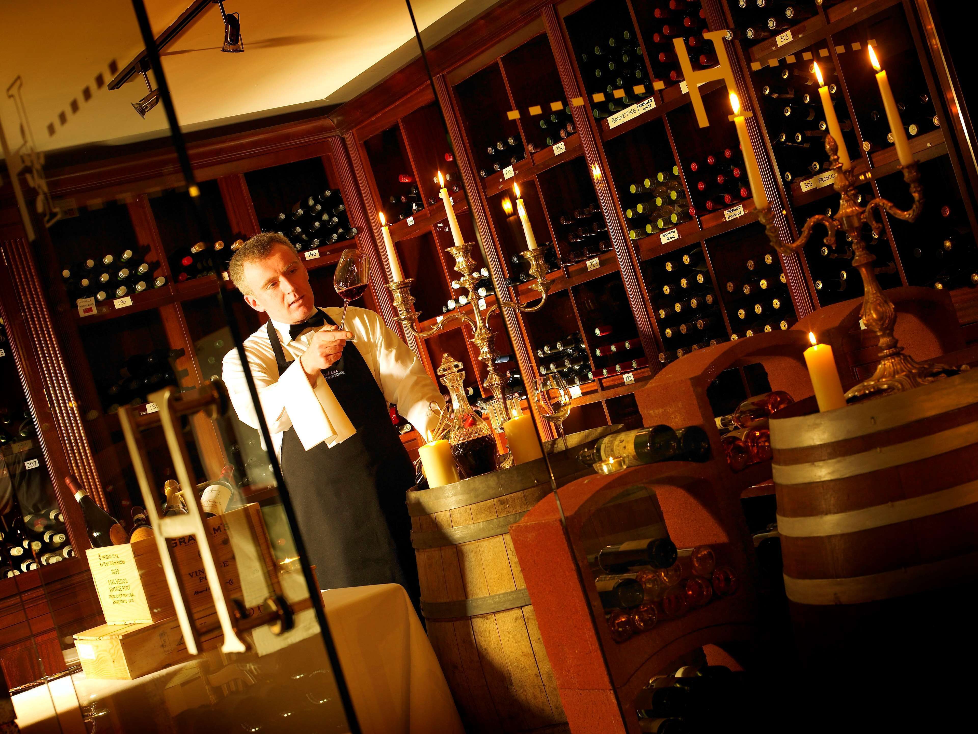 2 restaurants, lunch, dinner served; irish cuisine