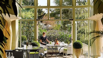 2 restaurants, lunch, dinner served; Irish cuisine