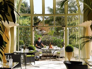 2 restaurants, lunch, dinner served; Irish cuisine 