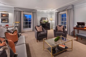 Master Suite | ملاءات للفراش لا تسبب الحساسية وخزنة داخل الغرفة