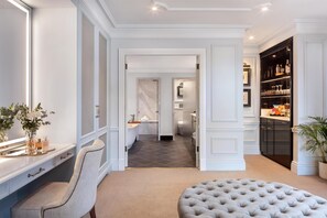 Hypo-allergenic bedding, in-room safe, individually decorated - Hayfield Manor (Cork)