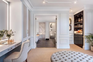 Ropa de cama hipoalergénica y caja de seguridad en la habitación