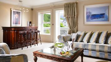 Park Suite | Living area | Flat-screen TV