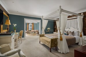 Junior suite, 1 kingsize bed | Luxe beddengoed, een kluis op de kamer, een bureau