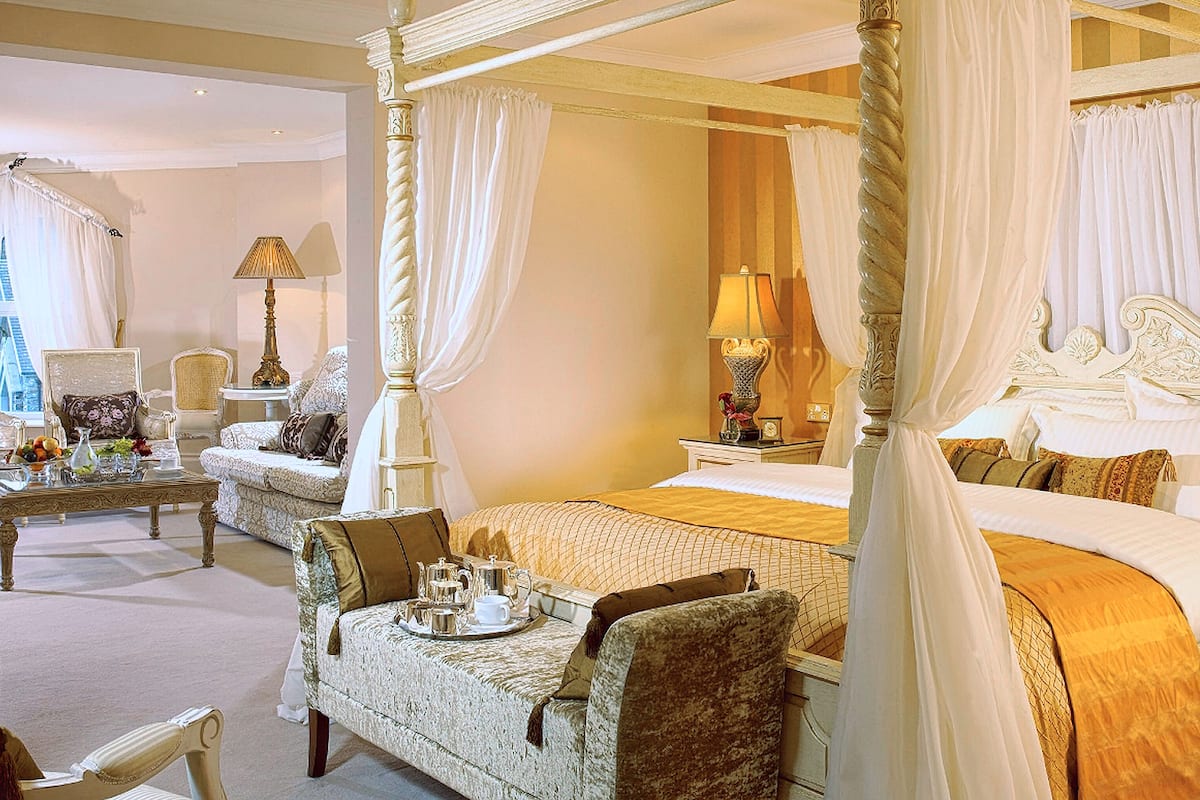 junior suite, 1 king bed | 1 bedroom, premium bedding, in-room safe, desk