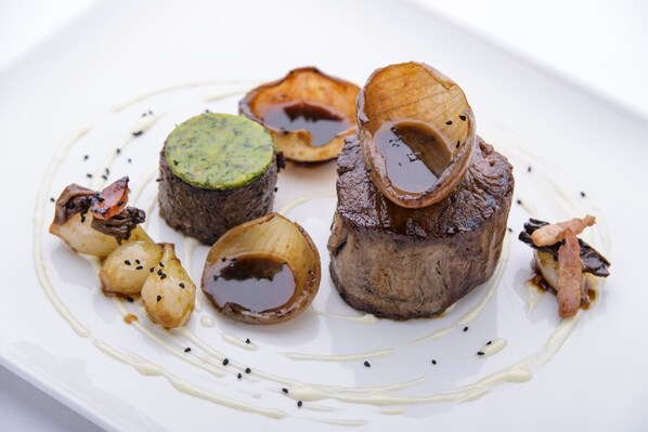 Un plato con diferentes alimentos.