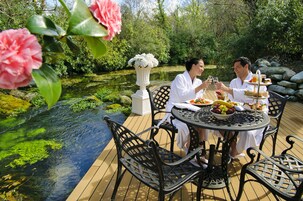 2 restaurants, lunch, dinner served; Irish cuisine