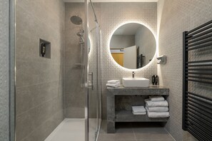Family Room, Multiple Beds | Bathroom | Combined shower/tub, free toiletries, hair dryer, towels - Limerick City Hotel (Limerick)